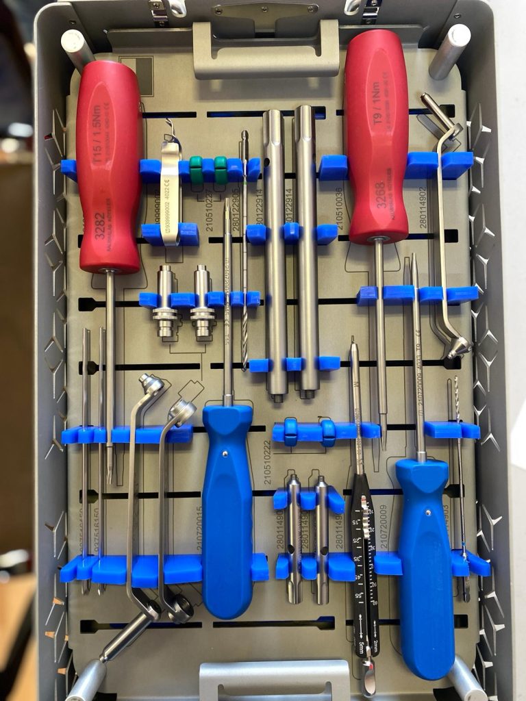 Una din solutiile cele mai versatile din peisajul dispozitivelor medicale este Sistemul Vortex ( VDR). Placa si suruburile  poliaxiale, (Sanatmetal, Ungaria), care au un instrumentar simplu, eficient, inuitiv, ce ajuta enorm medicul in interventie si scurteaza timpul operator.