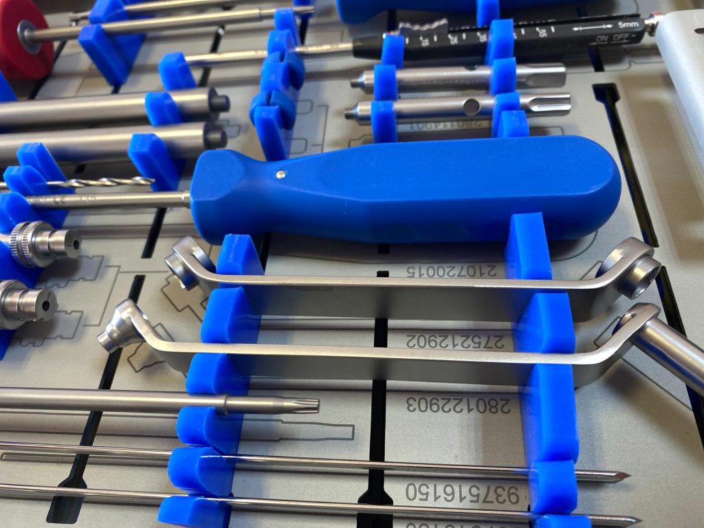 Una din solutiile cele mai versatile din peisajul dispozitivelor medicale este Sistemul Vortex ( VDR). Placa si suruburile  poliaxiale, (Sanatmetal, Ungaria), care au un instrumentar simplu, eficient, inuitiv, ce ajuta enorm medicul in interventie si scurteaza timpul operator.
