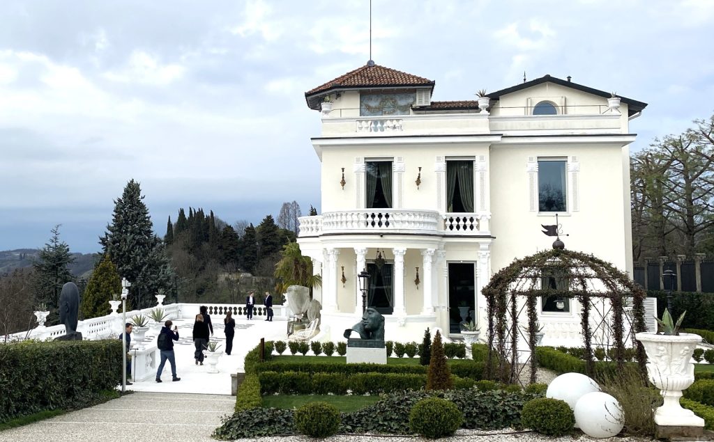 Avand aceasta cugetare in minte, am format o mica Echipa de medici romani din diverse specialitati ( Neurochirurgie Spinala si Radiologie Interventionala) si aici re-deschidem paranteza catre Ortopedie Spinala pentru ca si aceasta ramura a ortopediei face diagnostic si tratament pentru afectiunile coloanei vertebrale, si am acceptat invitatia companiei Tecres Italia la 2 zile de pregatire intensa, prezentari, workshop si Cadaver Lab toate legate de patologiile specifice si asociate Osteoporozei pentru care exista solutii de tratament minim-invaziv prin Vertebroplastie.